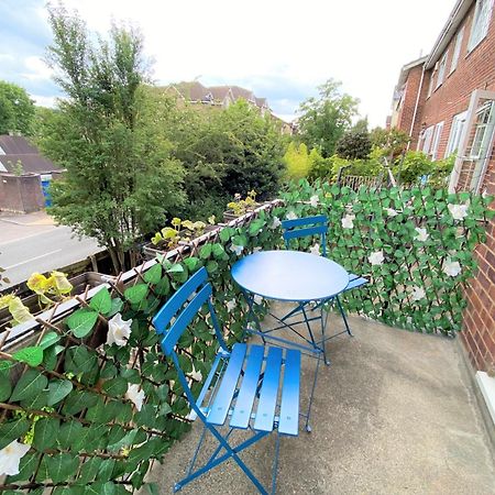 Redhill Town Centre 3 Bed House Near Gatwick Airport, Easy Commute To London Apartment Ngoại thất bức ảnh