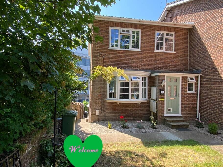 Redhill Town Centre 3 Bed House Near Gatwick Airport, Easy Commute To London Apartment Ngoại thất bức ảnh