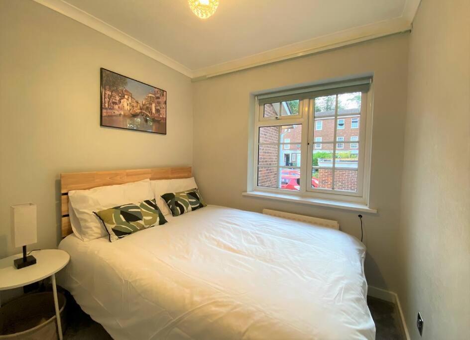 Redhill Town Centre 3 Bed House Near Gatwick Airport, Easy Commute To London Apartment Ngoại thất bức ảnh