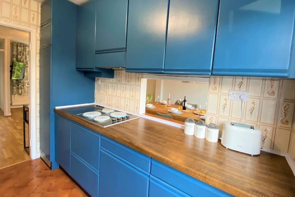 Redhill Town Centre 3 Bed House Near Gatwick Airport, Easy Commute To London Apartment Ngoại thất bức ảnh